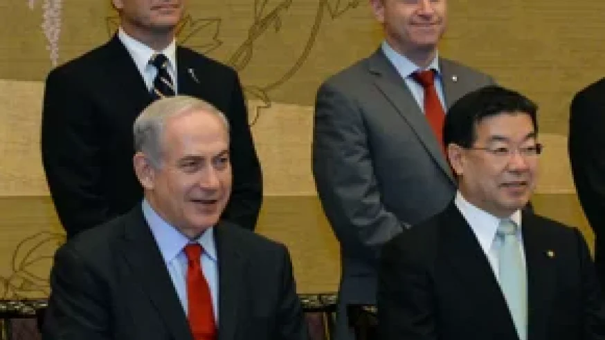 ארי הרו, לצידו רה"מ נתניהו וראש המוסד דאז בביקור רשמי ביפן, ארכיון. 