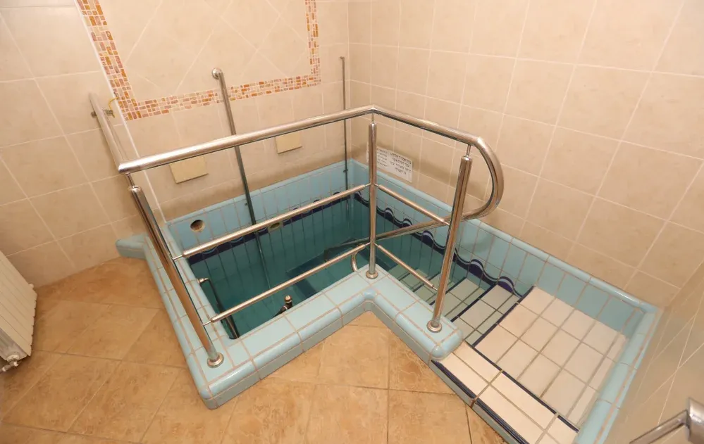 האם מותר לטבול עם נזם?