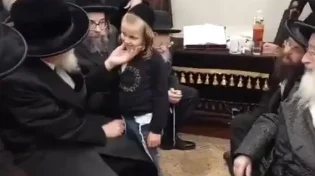 אבי יתומים: האדמו"ר נישק את הילד היתום