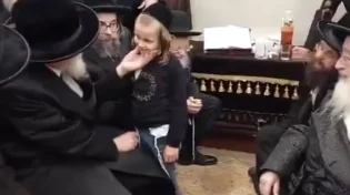 אבי יתומים: האדמו"ר נישק את הילד היתום