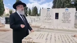 "אבא תעתיר בפני כיסא הכבוד": הזעקה על קברו של מרן
