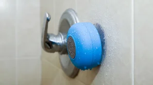 האם מותר לשמוע שירים במקלחת?