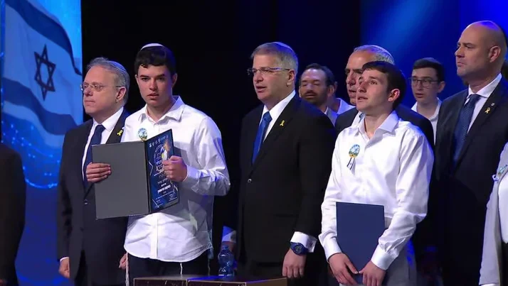 חתני חידון התנ"ך החדשים לצד שר החינוך ויו"ר הכנסת