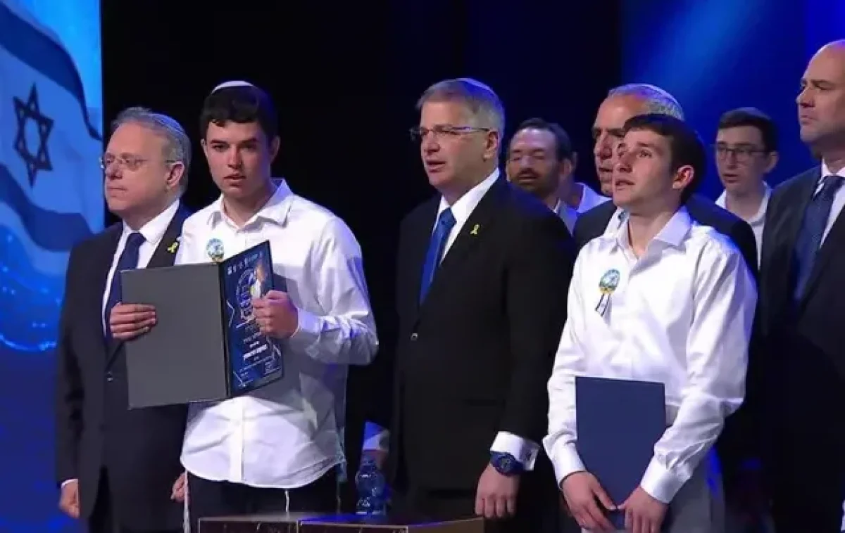 חתני חידון התנ"ך החדשים לצד שר החינוך ויו"ר הכנסת חתני חידון התנ"ך החדשים לצד שר החינוך ויו"ר הכנסת
