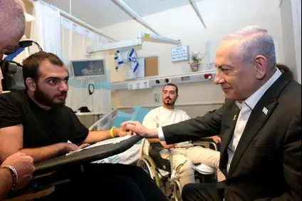 רה"מ נתניהו בביקור במחלקת השיקום ב"שיבא" תל השומר. רה"מ נתניהו בביקור במחלקת השיקום ב"שיבא" תל השומר.