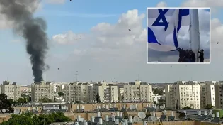 דגל ענק הונף מול רצועת עזה