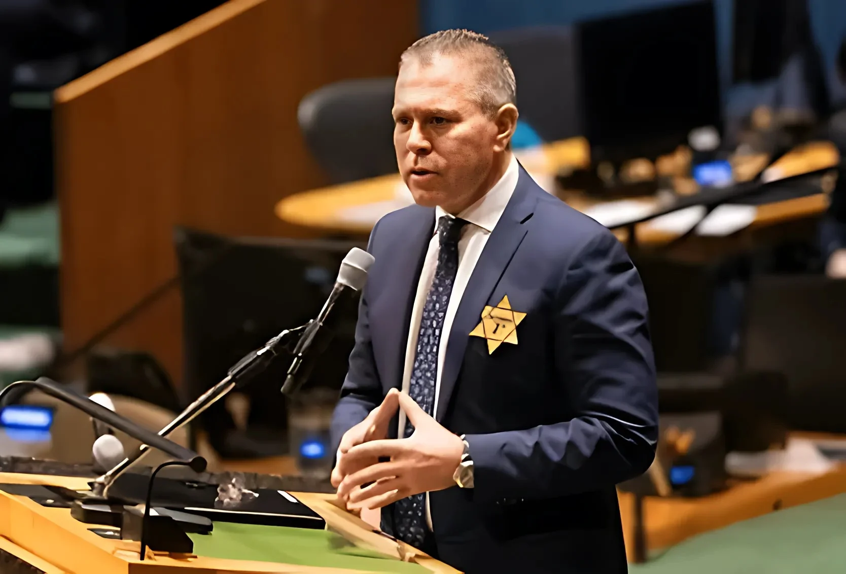 גלעד ארדן עם טלאי צהוב באו"ם, ארכיון