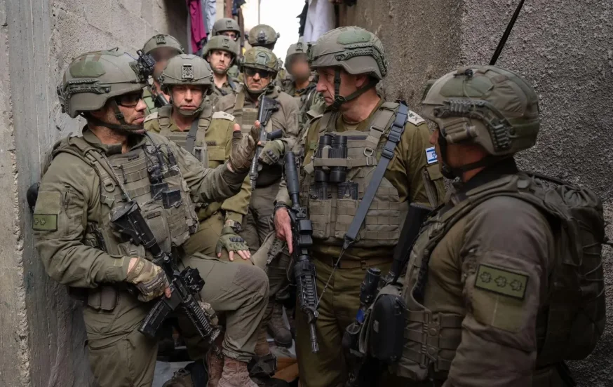 הרמטכ"ל הלוי עם מפקדי התמרון בג'באליה. הרמטכ"ל הלוי עם מפקדי התמרון בג'באליה.