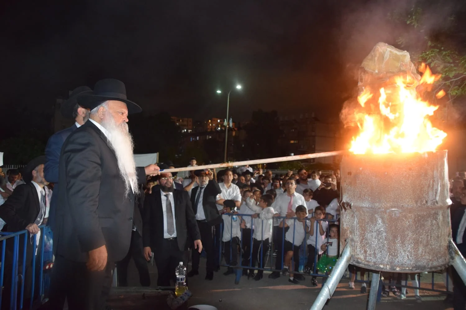 תיעוד הרב דניאל זר בהדלקת מדורת לג בעומר