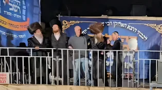 אביה של התצפיתנית החטופה אגם ברגר בקבר שמעון הצדיק