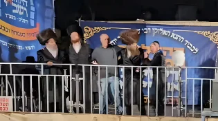 אביה של התצפיתנית החטופה אגם ברגר בקבר שמעון הצדיק