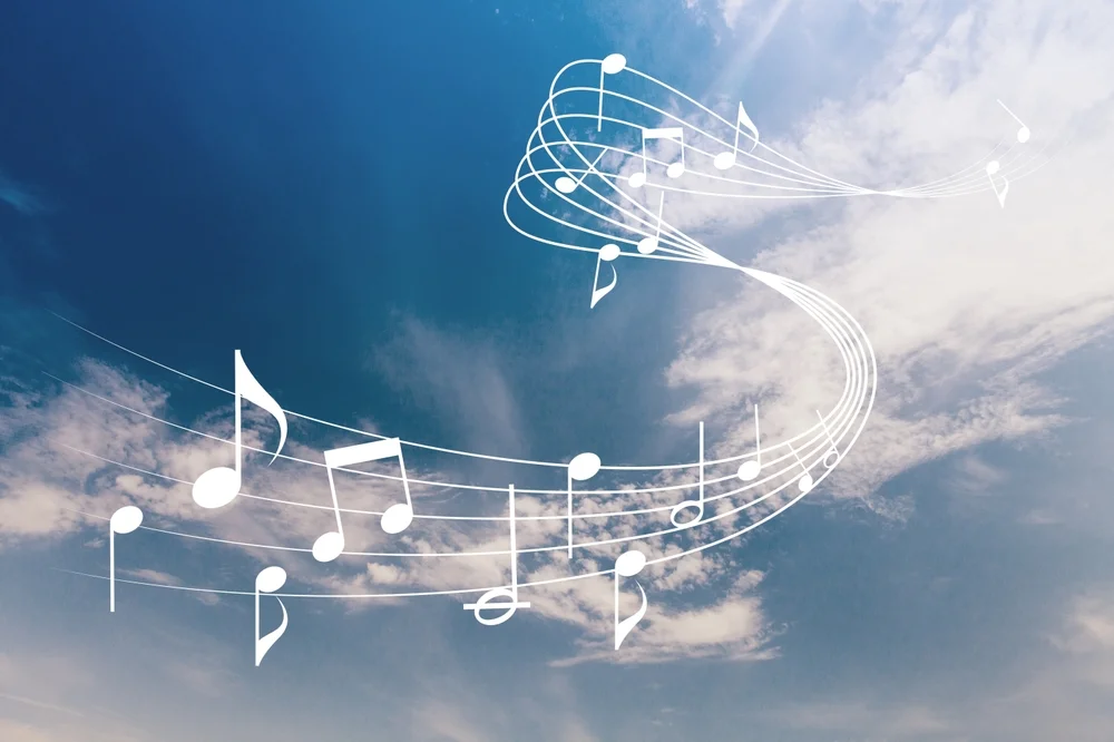 האם מותר לשמוע שירים חילוניים?