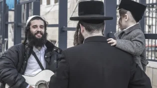 האם מותר לשמוע שירים בל"ג בעומר?