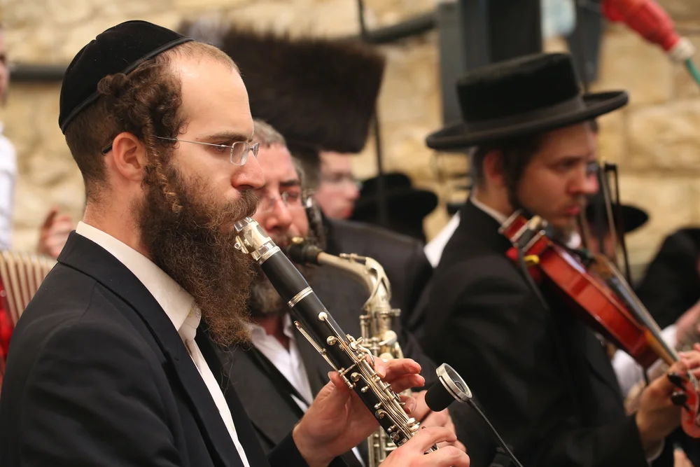 האם מותר לשמוע מוזיקה בל"ג בעומר?