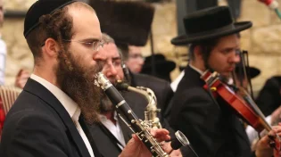 האם מותר לשמוע מוזיקה בל"ג בעומר?