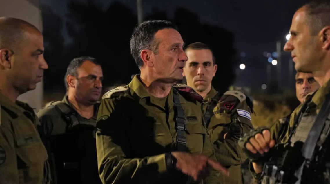 הרמטכ"ל בתחקיר ראשוני בזירת הפיגוע. 