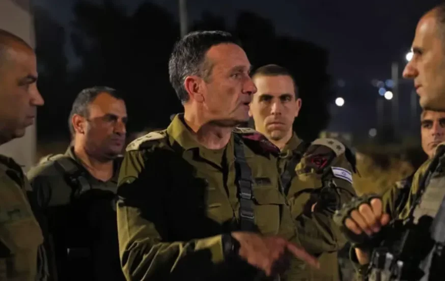 הרמטכ"ל בתחקיר ראשוני בזירת הפיגוע. הרמטכ"ל בתחקיר ראשוני בזירת הפיגוע.