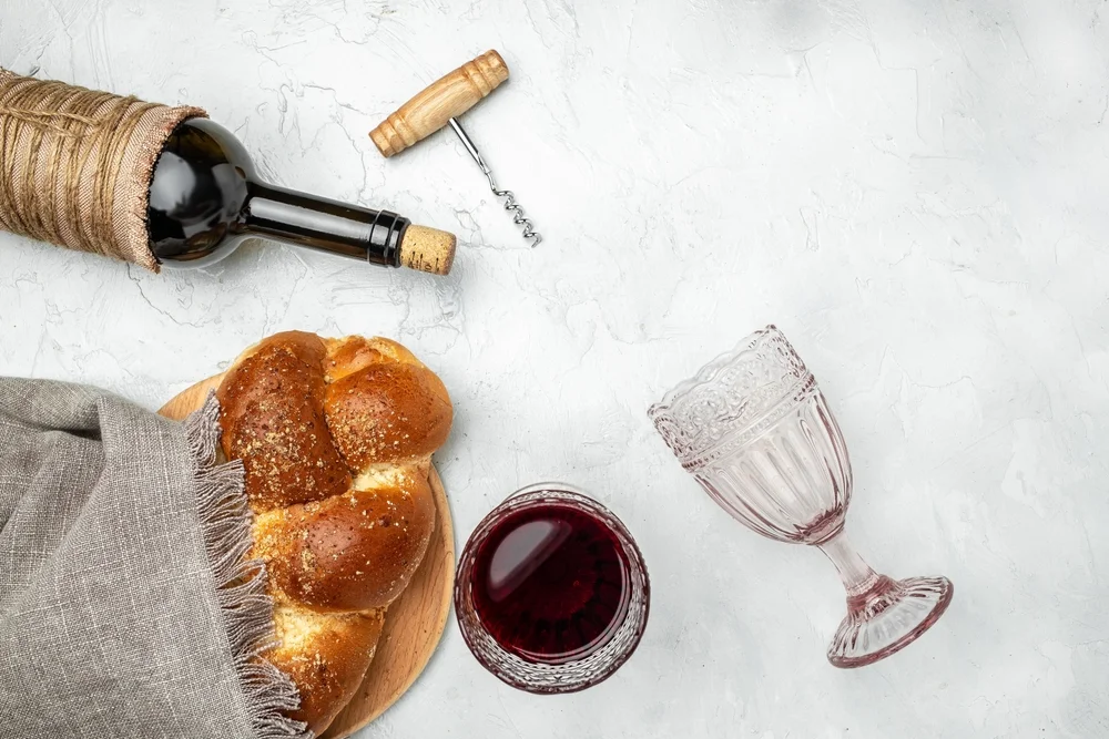 האם מותר לעשות קידוש גם לפני השקיעה?