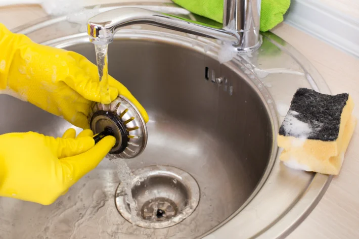 הטריק לניקוי סיפון הכיור - שמשגע את הרשת 