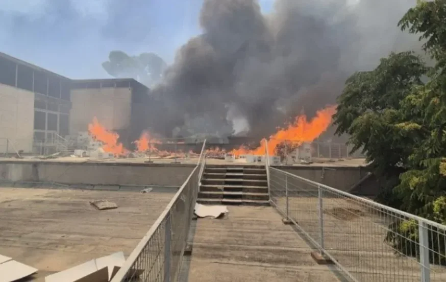 שריפת ענק אוחזת במבנה במוזיאון ישראל בירושלים. שריפת ענק אוחזת במבנה במוזיאון ישראל בירושלים.