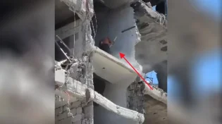 מדוע תושבי עזה מנקים את ההריסות?