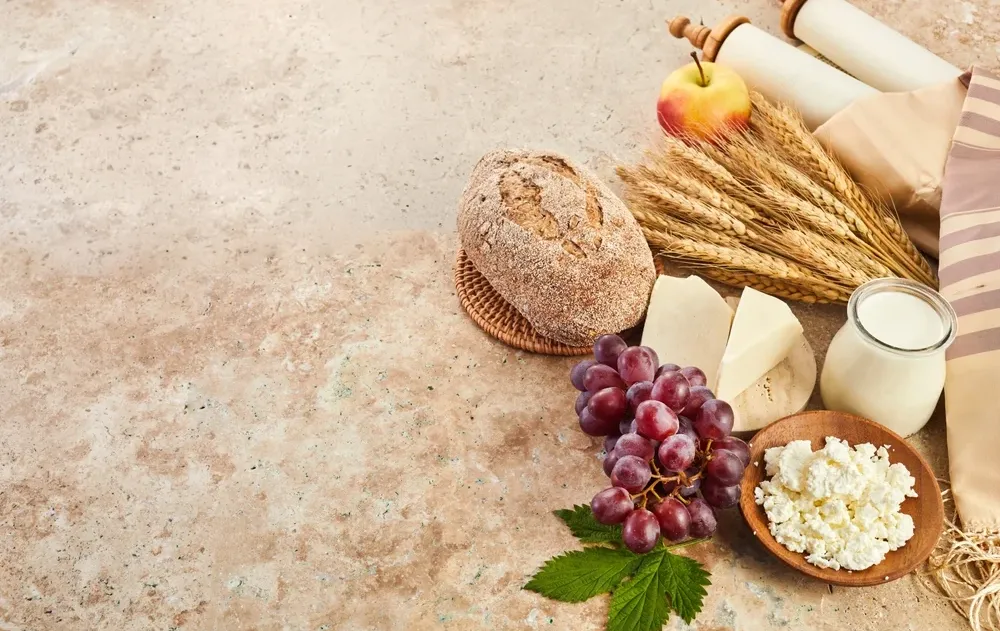 האם מותר לדבר בטלפון בשבועות?