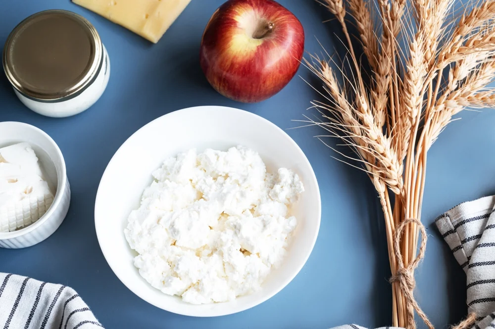 למה אוכלים מאכלי חלב בשבועות?