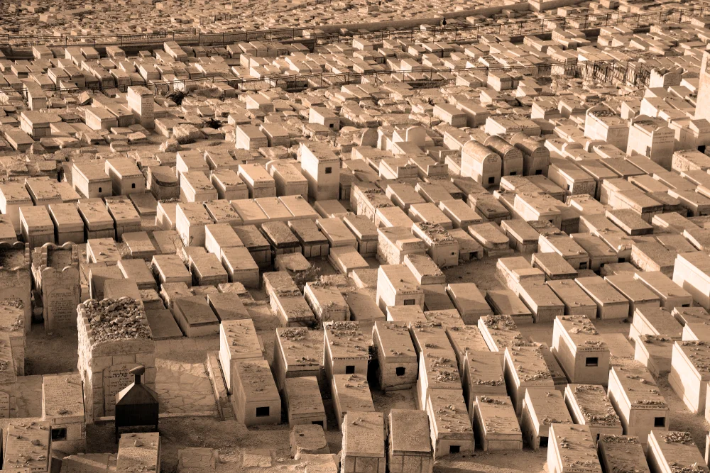 האם מותר לעלות לבית העלמין בערב חג השבועות?