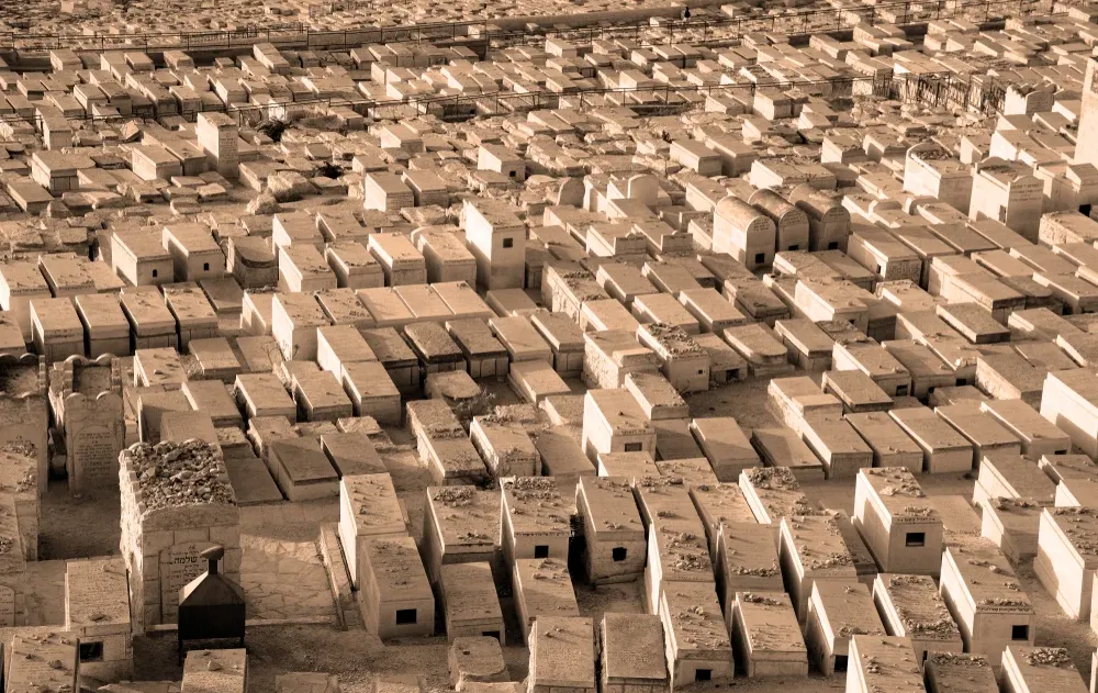 האם מותר לעלות לבית העלמין בערב חג השבועות?