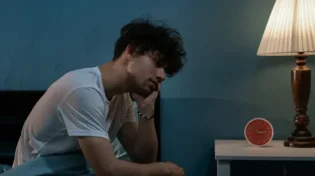 5 תרופות סבתא שיעזרו לכם להיפרד מהמסך ולישון מוקדם