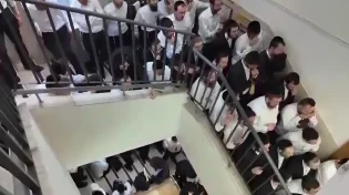אפס מקום: אלפים המתינו להיכנס לדרשתו של גדול הדור