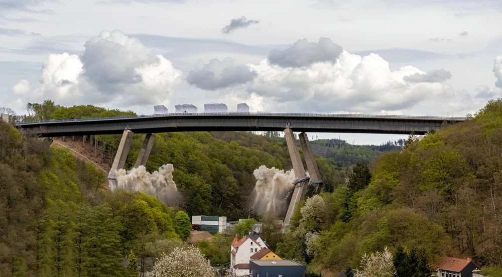 האדמה נשמטת מתחת לרגליים. ומה אנחנו עושים? 