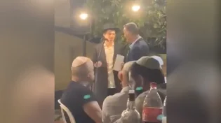 הדולר של הרבי הגיע לאבי החטופה ששוחררה