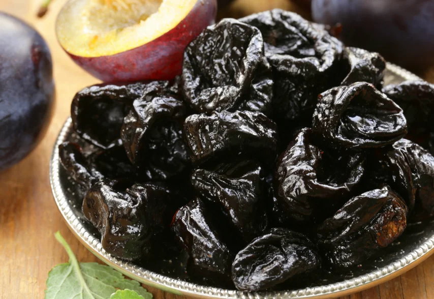 כל היתרונות הבריאותיים של שזיפים מיובשים 