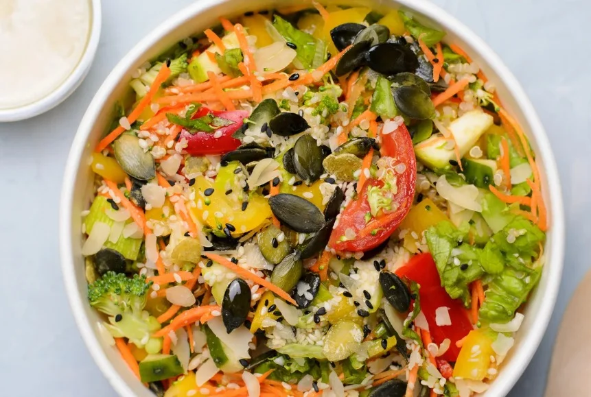 תענוג לחך: כך תכינו סלט בריאות עם אגוזים וגרעינים תענוג לחך: כך תכינו סלט בריאות עם אגוזים וגרעינים