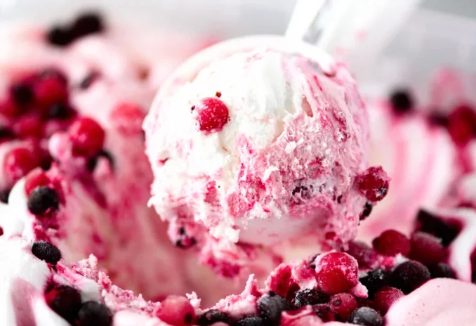 מתכון לגלידת וניל תות שהאורחים יעוופו עליה בחג