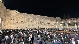 למעלה ממאה אלף איש בכותל: שירה למען החטופים 