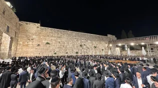 למעלה ממאה אלף איש בכותל: שירה למען החטופים