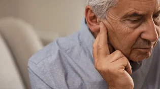 "היא לא שומעת!": התלונה של הזקן באה עליו