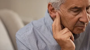 "היא לא שומעת!": התלונה של הזקן באה עליו