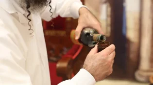 אבא מחלל שבת עושה קידוש, האם יצאתי ידי חובה?
