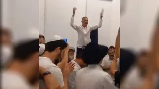 אביה של החטופה במסיבת הודיה בבית חב״ד 
