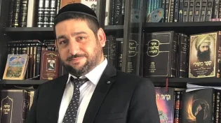 מזל טוב: הרב תועד בשיא החגיגה לצד בני משפחתו ותלמידיו