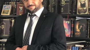מזל טוב: הרב תועד בשיא החגיגה לצד בני משפחתו ותלמידיו