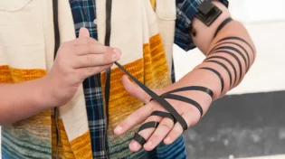האם באסרו חג שבועות מניחים תפילין?