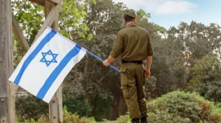 חייל שנפצע בשבת, האם מותר להודיע להוריו שיבואו בשבת?