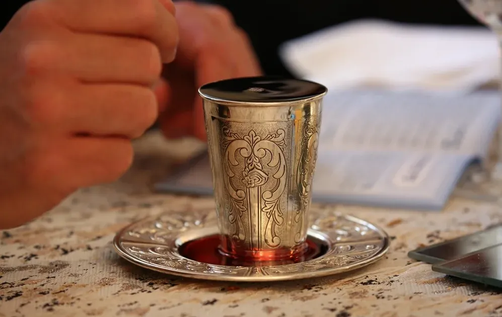 האם כולם חייבים לשתות את היין בקידוש או רק המקדש?