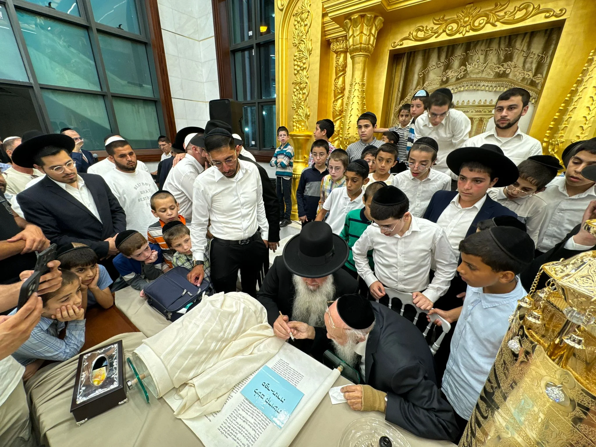 מרגש: הכנסת ספר תורה לבית המדרש של הרב יגאל מרגש: הכנסת ספר תורה לבית המדרש של הרב יגאל