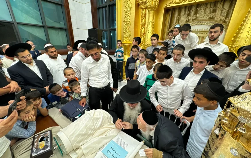 מרגש: הכנסת ספר תורה לבית המדרש של הרב יגאל