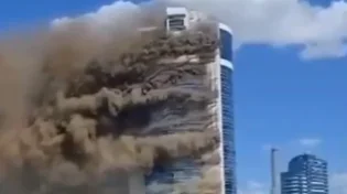 תיעוד מלחיץ בקזחסטן: הבניין העצום עולה בלהבות 